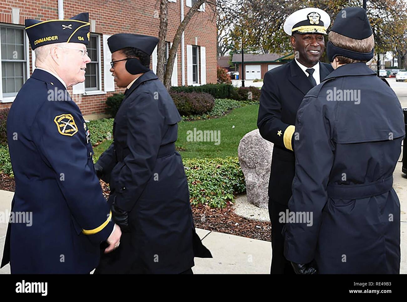 MORTON Grove, Illinois (nov. 24, 2016) - La formation des recrues des recrues de la marine commande (RTC) à Great Lakes, Florida sont accueillis par Adm arrière. Stephen C. Evans, commandant de la Marine, le commandement de l'instruction (NSTC) et le colonel de l'armée à la retraite Thomas Mann, commandant, Morton Grove de l'American Legion Post 134 grâce à leur marin Adoptez un événement. Le poste a accueilli 25 recrute pour le jour avec de la nourriture, des divertissements et plus encore. Banque D'Images