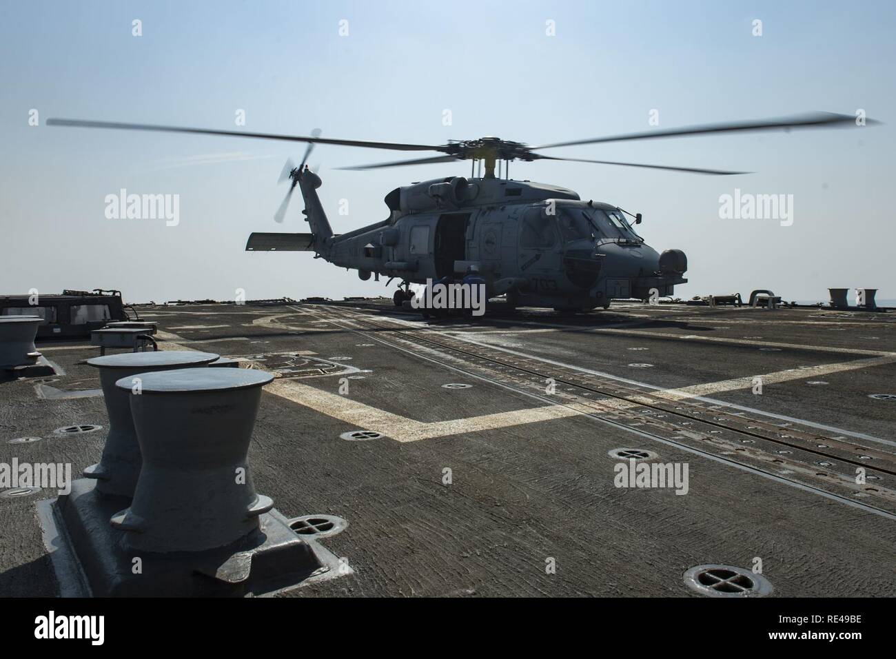 Le Golfe Arabique (nov. 16, 2016) marins sécuriser une Sea Hawk MH-60R affecté à l'hélicoptère de renards marais maritime d'hélicoptères de l'Escadron de grève (HSM) 74 à l'envol de l'USS destroyer lance-missiles Nitze (DDG 94). Nitze, déployés dans le cadre du groupe aéronaval d'Eisenhower, appuie les opérations de sécurité maritime et les efforts de coopération en matière de sécurité dans le théâtre dans la 5e flotte américaine zone d'opérations. Banque D'Images