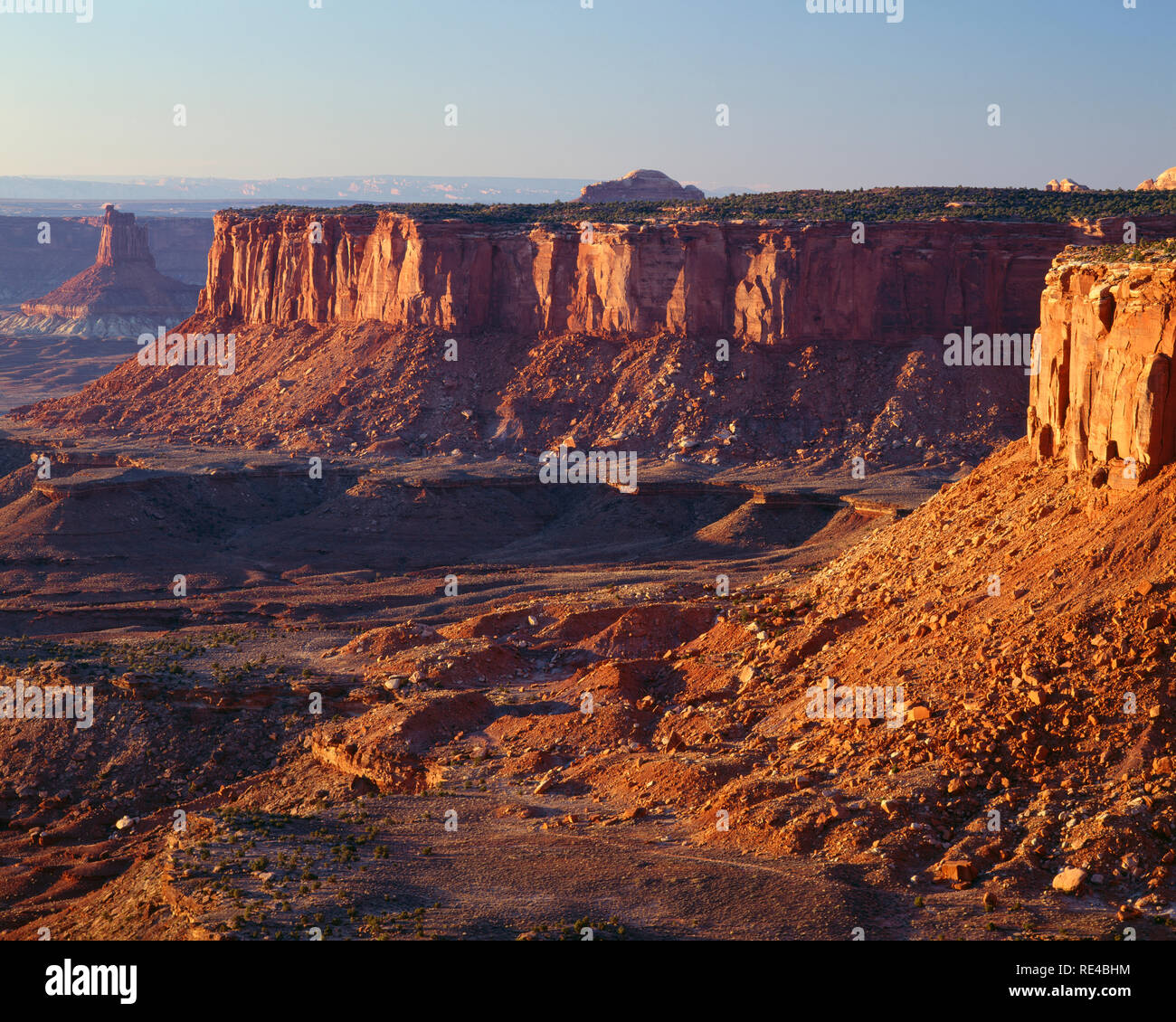 USA, Utah, Canyonlands National Park, vue nord-ouest au coucher du soleil vers Murphy et du bassin, de loin la Tour Chandelier Grand View Point, dans l'île e Banque D'Images