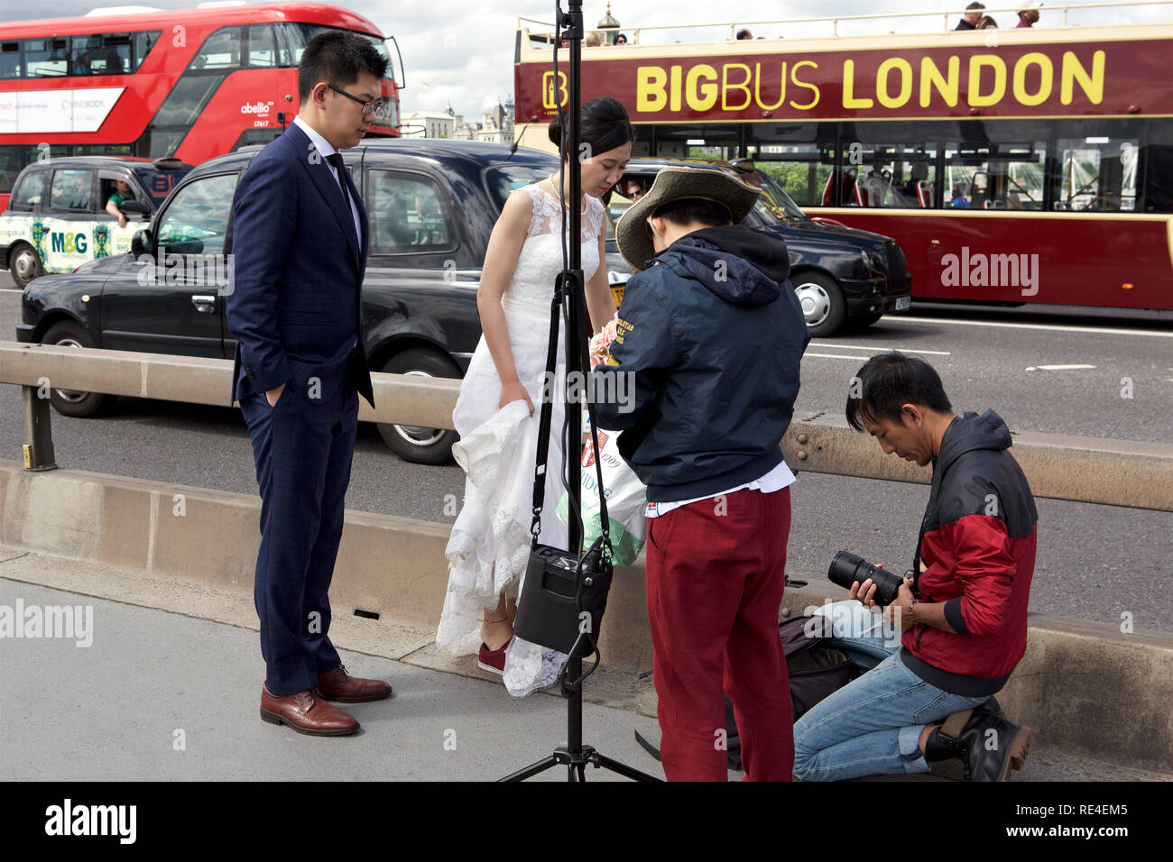 Un avant-mariage chinois pousse de photo sur le pont de Westminster à Londres. Banque D'Images