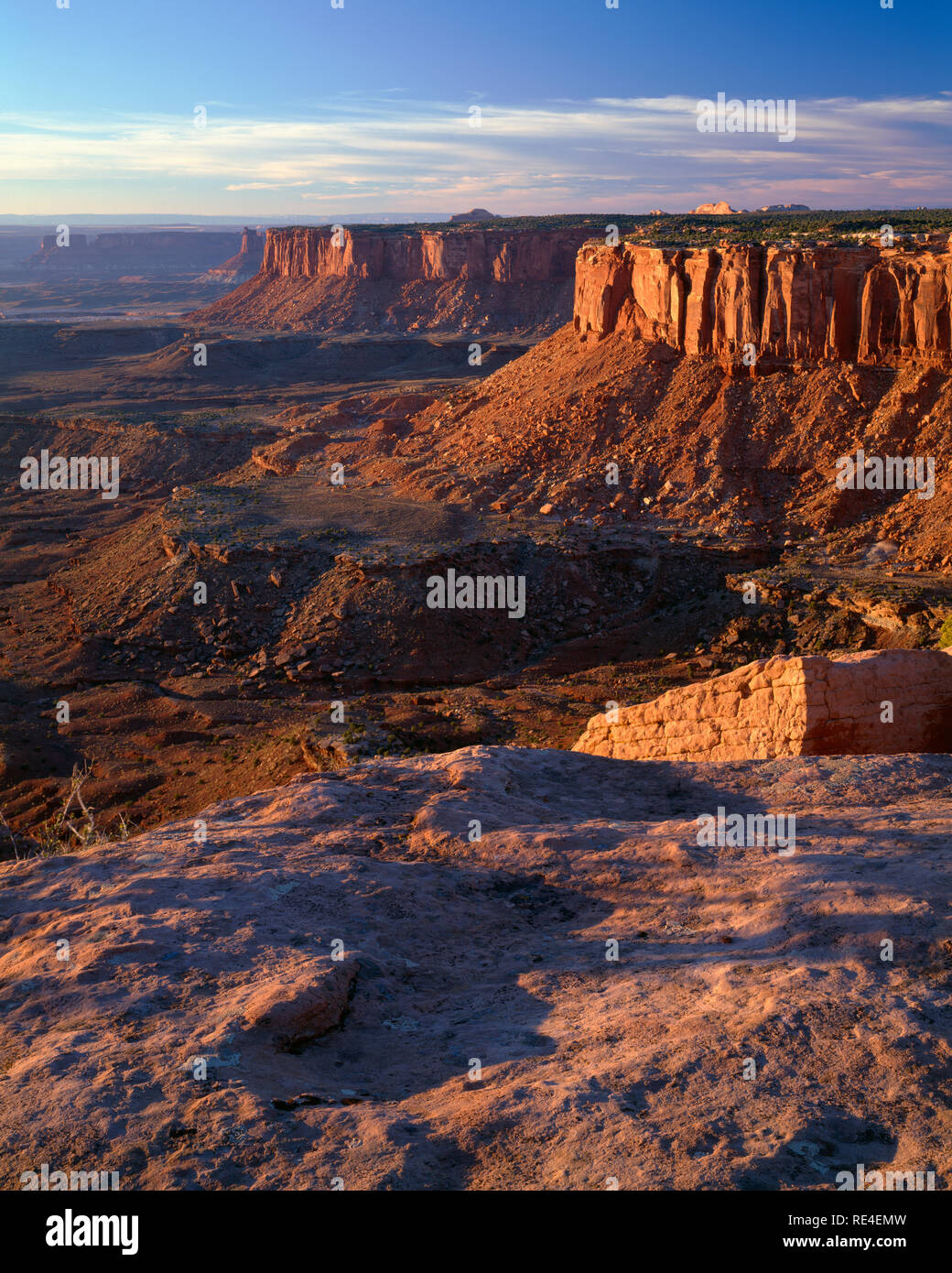 USA, Utah, Canyonlands National Park, vue nord-ouest au coucher du soleil vers Murphy et du bassin, de loin la Tour Chandelier Grand View Point, dans l'île e Banque D'Images