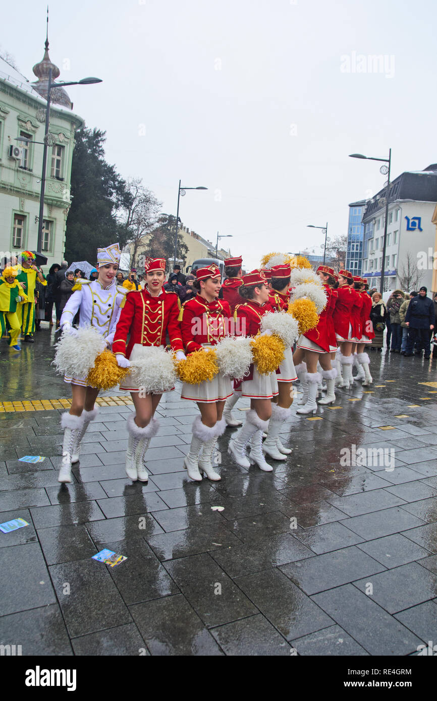 ZRENJANIN, Serbie, 12 janvier 2019, rue ; la promotion des majorettes de Herceg Novi, Monténégro et annonces du festival du printemps. Banque D'Images