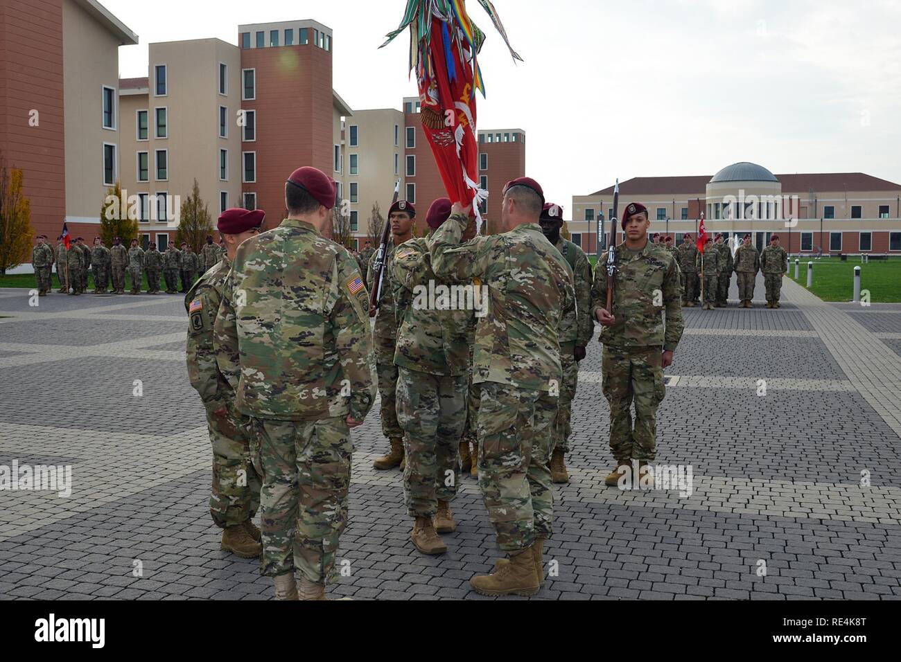 Le Sgt. 1re classe Marquis Walker, centre, passe le drapeau à la commande le Sgt. Le major Travis C. Crow, droite, sortant, commande au cours d'une cérémonie de changement de responsabilité pour le 54e bataillon du génie de la Brigade à Caserma Del Din à Vicenza, Italie, le 23 novembre 2016. La 173e Brigade aéroportée basée à Vicenza, Italie, est la force de réaction d'urgence de l'armée en Europe, et il est capable de projeter des forces canadiennes de mener toute la gamme des opérations militaires de l'ensemble de l'Europe centrale et de l'État, les commandes de l'Afrique domaines de responsabilité. Banque D'Images