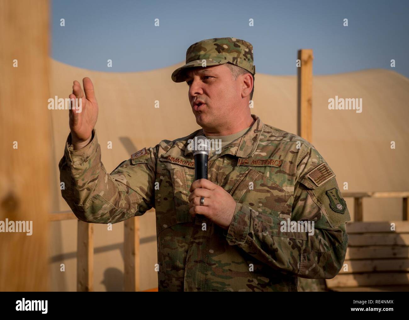 Le chef de l'US Air Force Master Sgt. Samuel Simmons, 435ème aile d'opérations air-terre, chef du commandement des forces aériennes parle avec le 768e Escadron de la base aérienne expéditionnaire pendant un appel sur la base de l'Air 101, Niamey, Niger, le 23 novembre 2016. Au cours d'un voyage de trois jours, Clark s'est rendu en Europe et en Afrique des aviateurs qui appuient l'Armée de l'air en matière de renseignement, surveillance et reconnaissance mission. C'était la première visite de Clark NAS Sigonella, Niamey et Agadez comme commandant de l'Armée de l'air 3. Banque D'Images