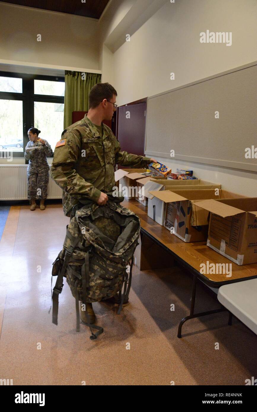 Circuit de l'armée américaine. Anthony S. Utphall, 39e Bataillon de signal, trie les aliments en conserve et des aliments non périssables il fait don afin d'aider un organisme de bienfaisance local orphelinat, tout en participant à un ruck pour la reconnaissance, un 3-mile road mars sur la forme, le 18 novembre 2016. Banque D'Images