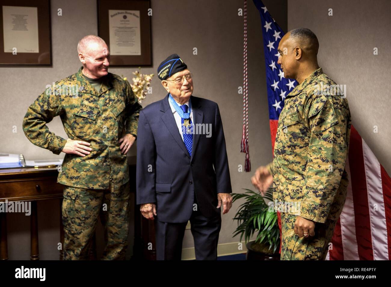 L'Adjudant-chef de la Marine américaine 4 Hershel Woody Williams, centre, récipiendaire de la médaille d'honneur, parle avec le brigadier. Le général Brian Cavanaugh, droite, et le Sgt. Le Major Paul McKenna à Camp HM Smith, New York, le 29 novembre 2016. Williams a reçu la médaille d'honneur pour ses actions sur l'île d'Iwo Jima durant la Seconde Guerre mondiale. Cavanaugh est commandant du Corps des Marines des États-Unis, des Forces canadiennes du Pacifique. McKenna est le sergent-major du MARFORPAC. Banque D'Images