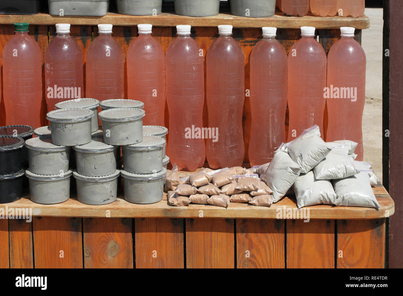 Sacs de sel, pots de boue curative, bouteilles de solution de sel curatifs debout sur le compteur de la banque du lac Sivash Banque D'Images