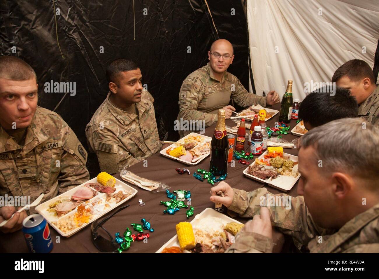 Les soldats de l'Armée américaine affecté à 2e Peloton du 3e bataillon du 321e Batterie Baker Field Artillery Regiment 18e Brigade d'artillerie de manger le dîner de Thanksgiving ensemble à Qayyarah Ouest aérodrome, l'Irak, 24 novembre 2016. Les Etats-Unis sont avec une coalition de plus de 60 partenaires internationaux pour aider et soutenir les forces de sécurité irakiennes à se dégrader et la défaite de l'État islamique d'Irak et du Levant. La coopération de la sécurité aux États-Unis a contribué à des progrès significatifs de l'Iraq à arrêter l'élan ISIL et dans certains endroits la renverser. Banque D'Images