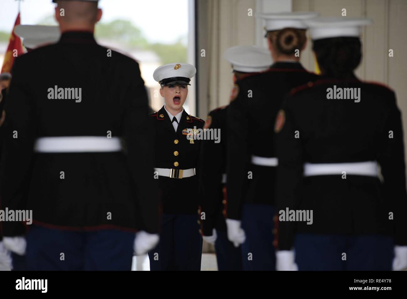 Isabelle Cadet Mirabile, Germantown High School ROTC Junior Marine, Madison, Mississippi, mène son équipe à un règlement non armés au cours de la troisième édition annuelle de routine au Mississippi All-Services ROTC Junior percer le 18 novembre, 2016 La concurrence, sur la base aérienne de Keesler, Mlle. Plus de 500 élèves-officiers ROTC Junior, les spectateurs et les bénévoles étaient présents où les cadets se sont affrontés pour la meilleure équipe services ROTC Junior au Mississippi. ROTC Junior 17 équipes provenant de toutes les branches militaires étaient représentés à l'événement avec l'école secondaire de Biloxi Air Force ROTC Junior qui gagne le premier prix. Banque D'Images