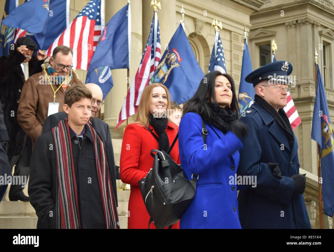 Le Colonel Kevin Bohnsack, chirurgien, Michigan State air Air National Guard, les escortes Michigan procureur général élu au Capitole Nessel Dana dais à l'inauguration de Gov. Gretchen Whitmer, Lansing, Michigan, Janvier 1, 2019 (Air National Guard Banque D'Images