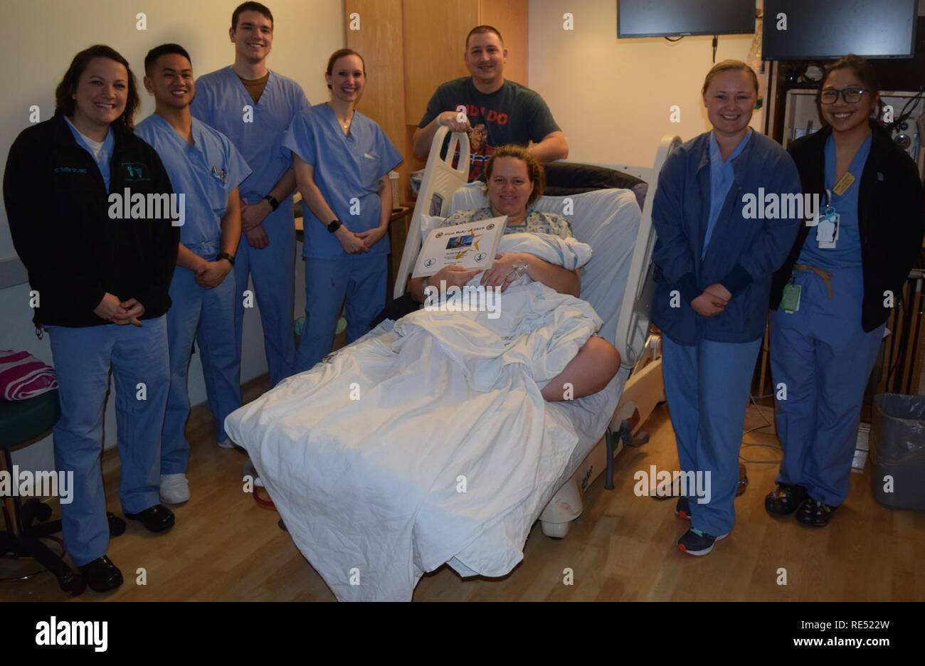 Avec La Famille De La Marine Aider Grayson Phillip Suggs A Rejoint Ses Parents Michelle Et Phillip Plus Tot Que Prevu Et Est Arrive A 3 10 Heures Le 1er Janvier 19 Comme Le