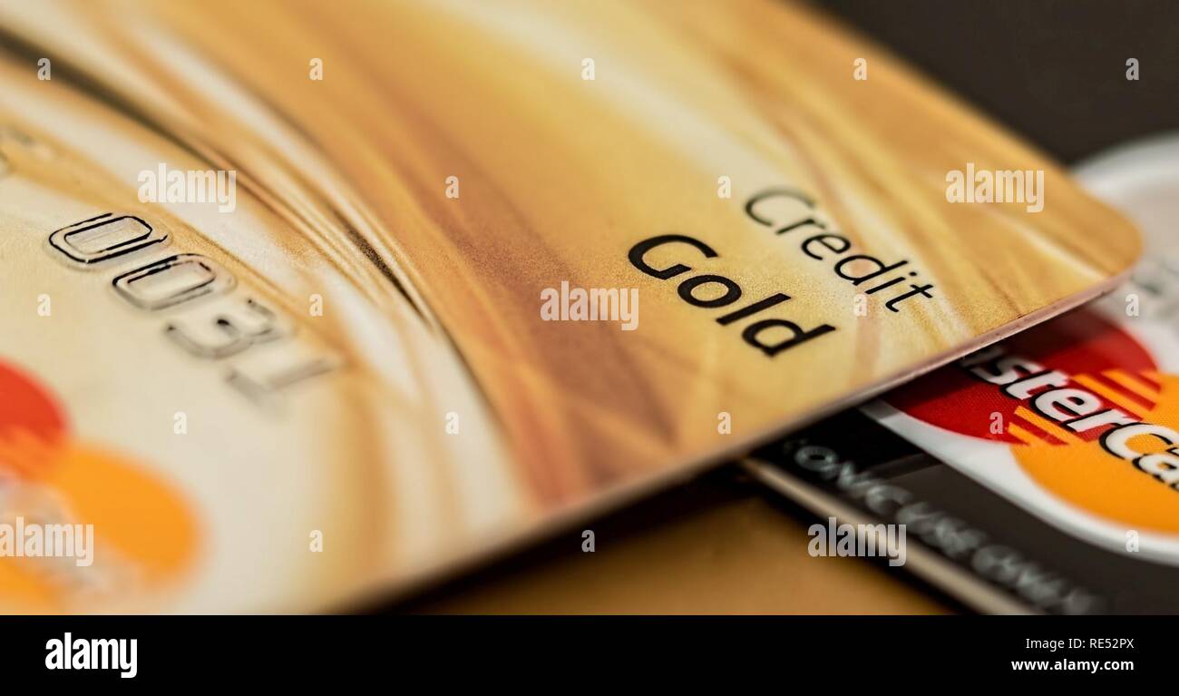 Les gens ont tendance à accumuler des frais de carte de crédit pendant les vacances, ce qui peut prendre beaucoup de temps pour rembourser la carte - surtout si l'intérêt court à un taux élevé. Laissez les conseillers financiers au service de la communauté de l'Armée Office de la préparation financière vous aider à dresser un plan pour rembourser vos dettes de vacances. Appel (Kaiserslautern) 541-9000 DSN / commercial à Baumholder 0611-143-541-9000 (ou DSN) 531-2850 / commercial 0611-143-531-2850 pour programmer un rendez-vous aujourd'hui. Banque D'Images