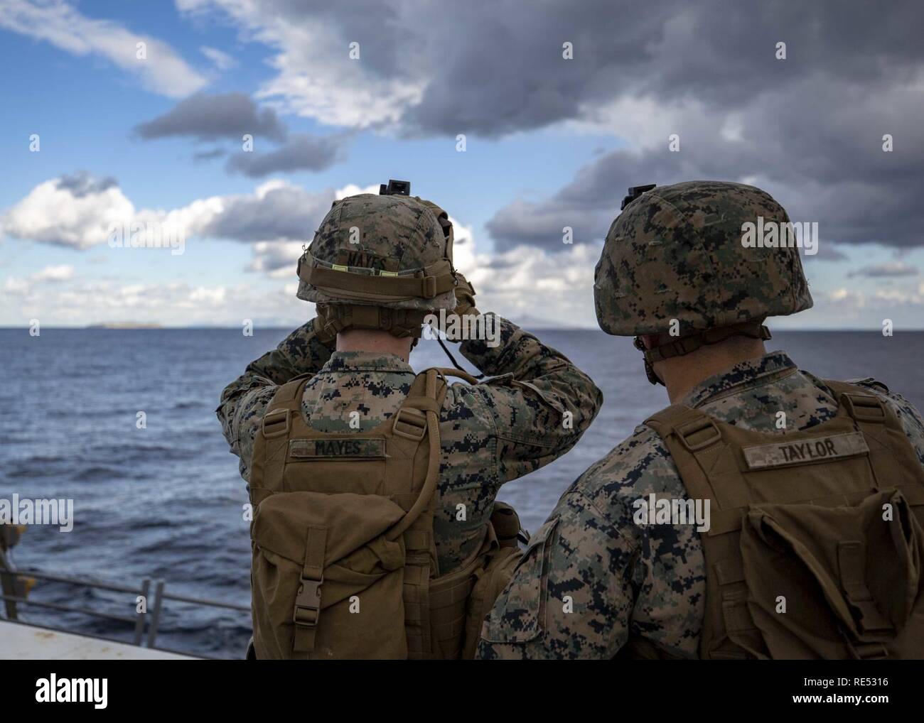 Lance le Cpl. Luc Mayes et privé classe Fisrt Kyle Taylor, mitrailleurs avec l'Équipe de débarquement du bataillon, 1e Bataillon, 2e Régiment de Marines, 22e Marine Expeditionary Unit, regarder pour les navires et les dangers potentiels au cours d'une bataille vue plage de la réduction à zéro dans le poste de pilotage de l'USS Arlington (LPD 24) dans la mer Méditerranée, le 4 janvier 2018. L'USS Arlington fait un déploiement prévu dans le cadre de la 22e MEU et le groupe amphibie Kearsarge, à l'appui d'opérations de sécurité maritime, d'intervention en cas de crise et le théâtre de la coopération en matière de sécurité, tout en fournissant une Marine et navale pr Banque D'Images