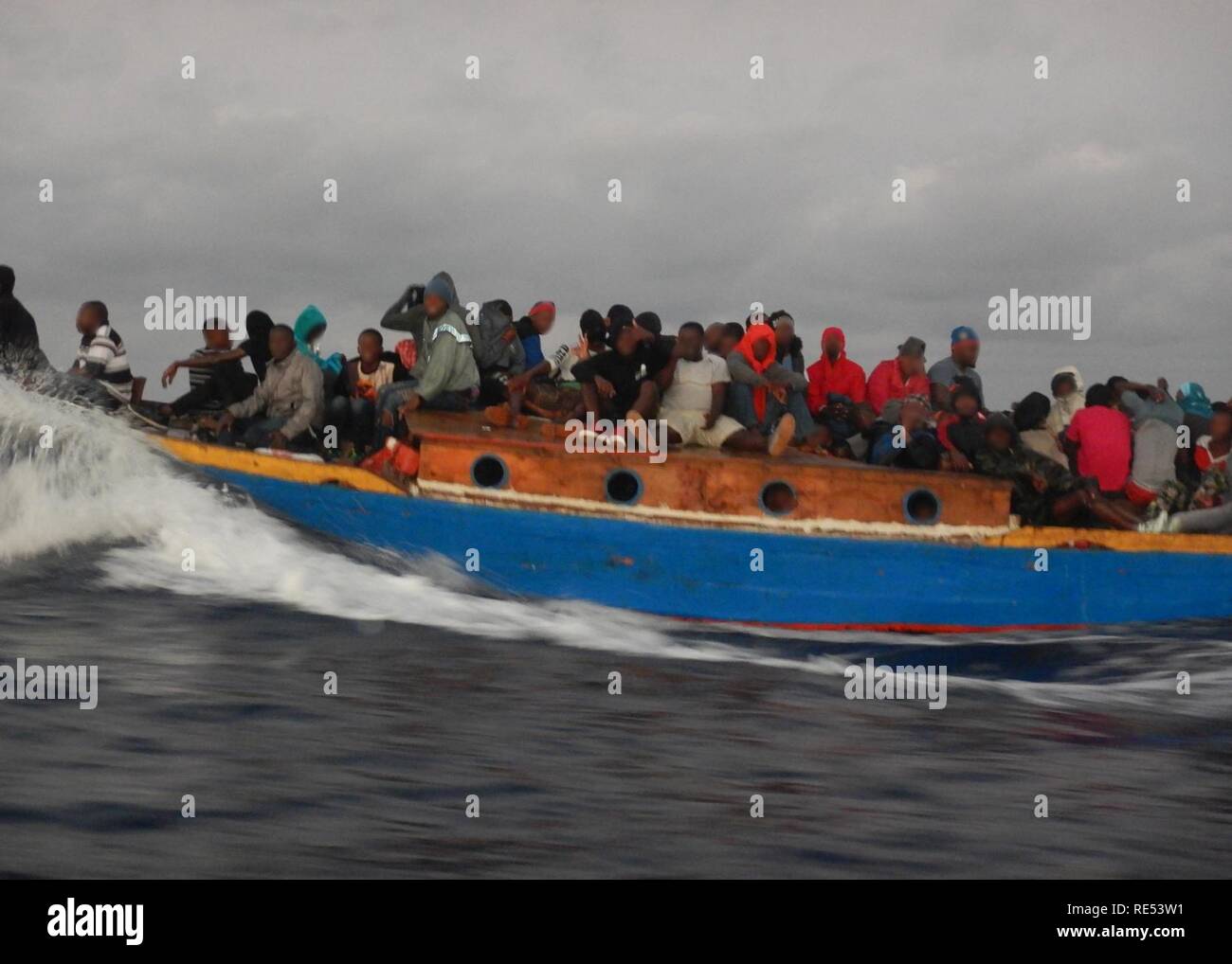 Environ 70 migrants haïtiens sur une voile freighter dimanche environ 26 milles au nord de Cap Haïtien, Haïti. La U.S. Coast Guard Cutter vigilants (WMEC-617) a aidé l'équipage de la Garde côtière haïtienne avec l'arrêt du migrant illégal voyage après spotting le navire. ( Banque D'Images