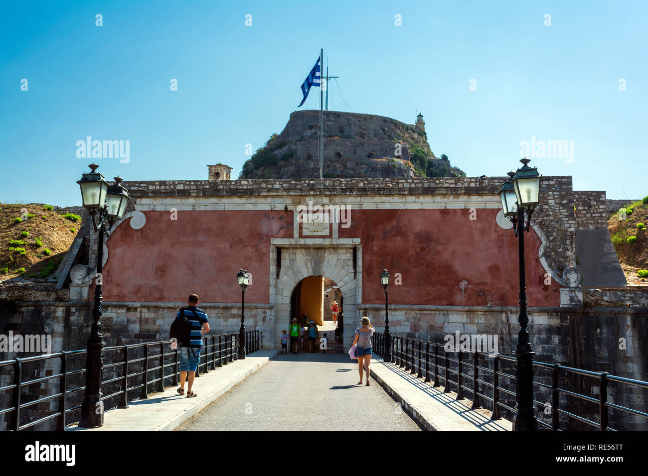 Corfou, Grèce - 25 août 2018 : Fortezza Vecchia (la vieille forteresse, Corfou) entrée avec les touristes sur le pont. Banque D'Images
