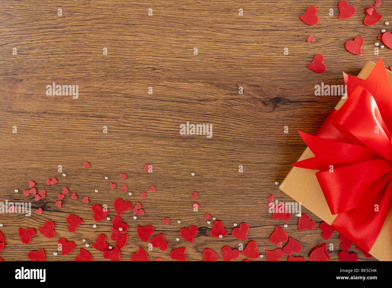 Arrière-plan de la Saint Valentin avec coeurs rouges, des cadeaux red heart Banque D'Images