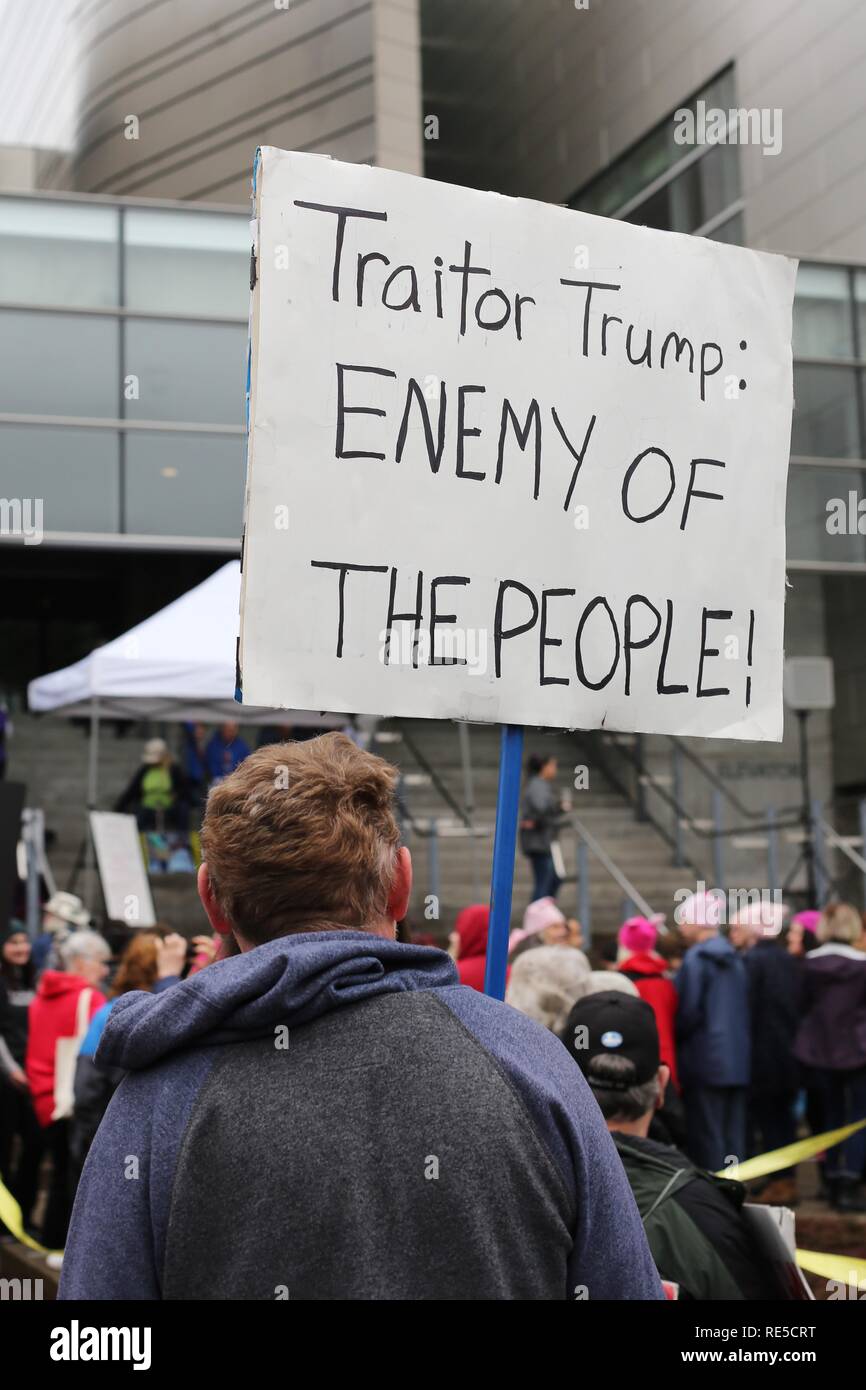 Un homme tenant un panneau 'traître Trump' à la Marche des femmes à Eugene, Oregon, USA. Banque D'Images