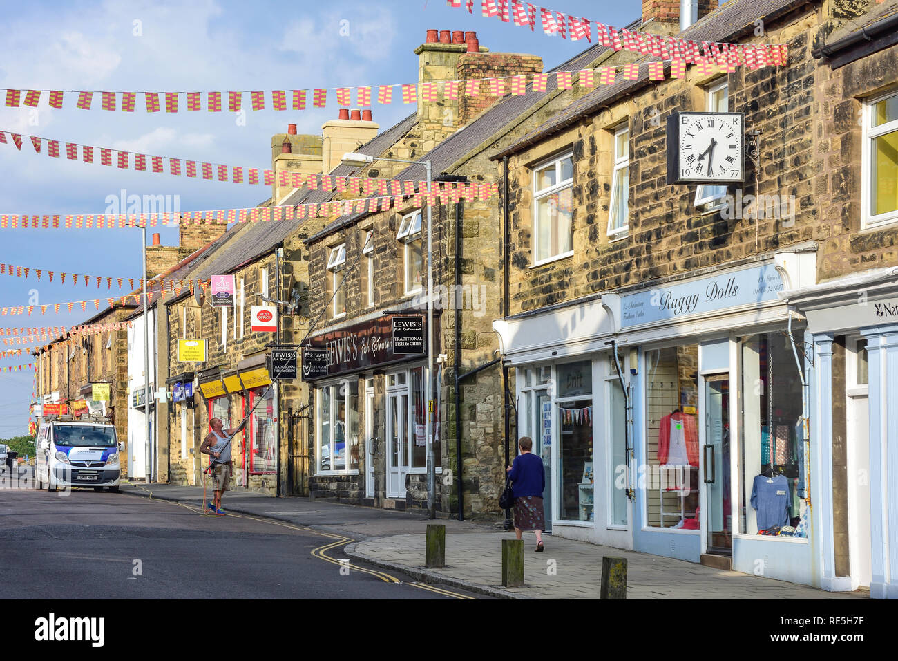 Rue principale au lever du soleil, Largs, Northumberland, England, United Kingdom Banque D'Images