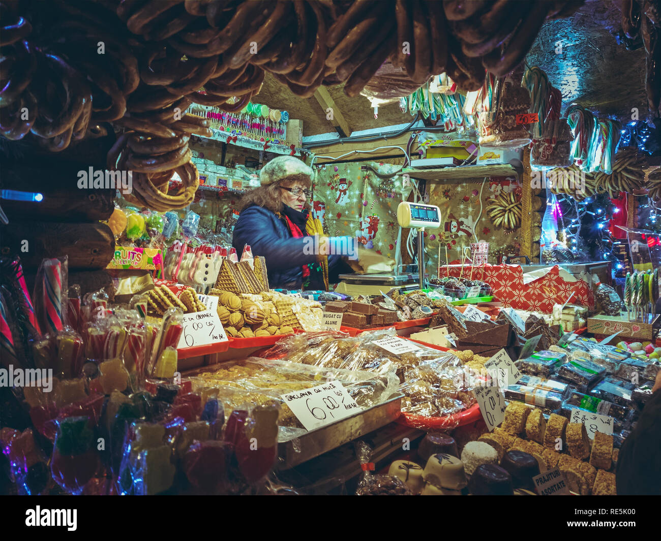 Brasov, Roumanie - 2 décembre 2018 : vendeuse vend toutes sortes de bretzels traditionnels, les cookies et les bonbons affiche dans son étal au cours de la Ch Banque D'Images