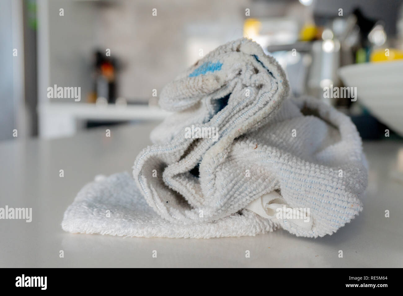 Utilisé, compteur blanc pour l'essuyage et chiffon de nettoyage, assis sur un comptoir de fronça Banque D'Images