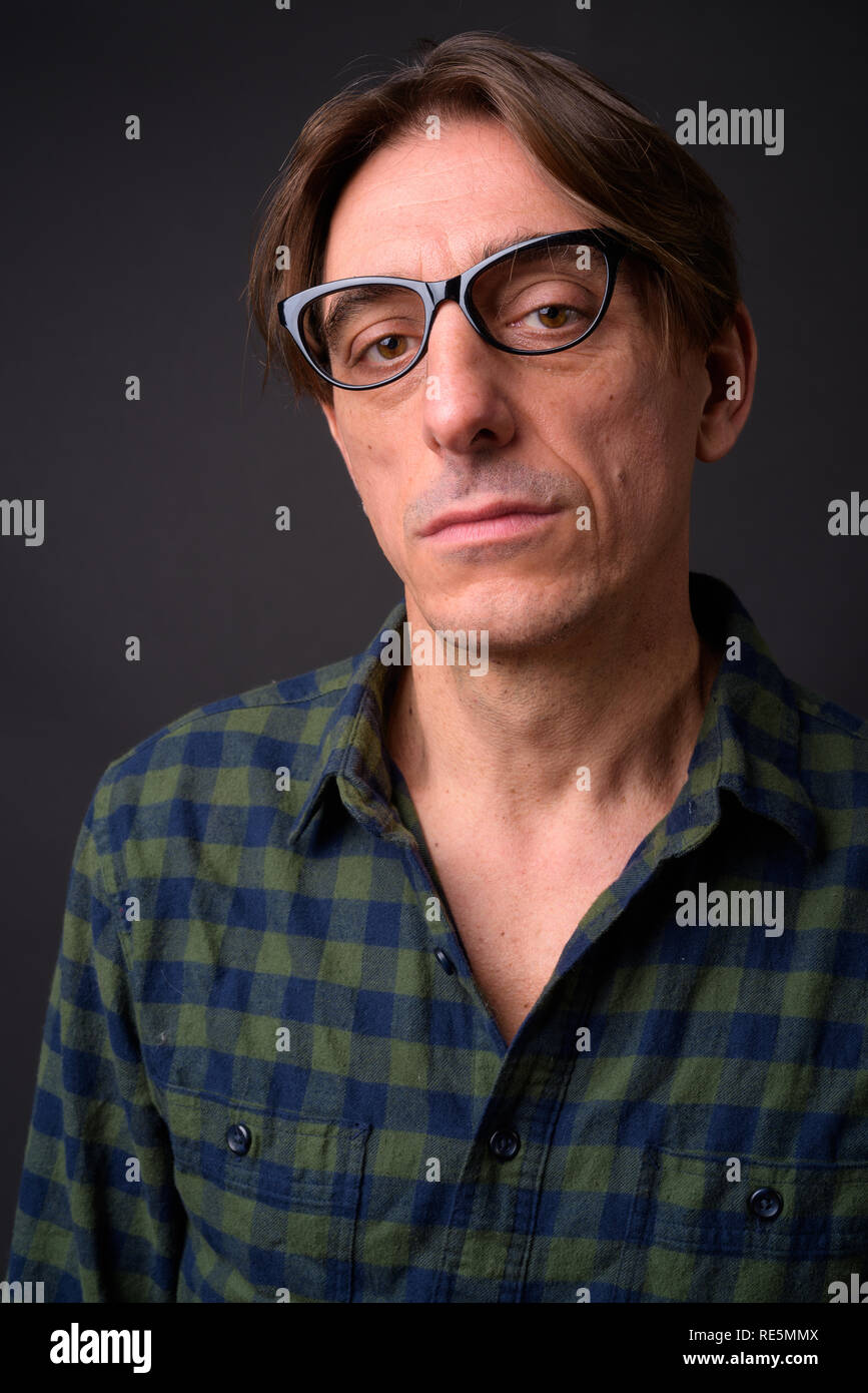 Visage de l'homme contre l'Italien mature beau fond gris Banque D'Images