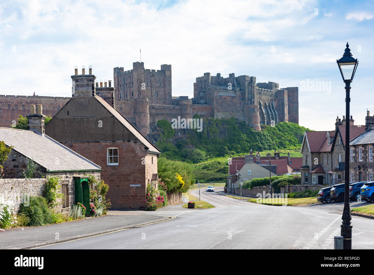 Château de Bamburgh à partir de la rue Front, Bamburgh, Northumberland, England, United Kingdom Banque D'Images