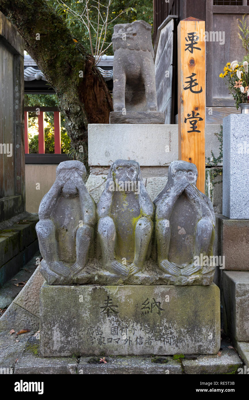 Kumamoto, Japon - 13 novembre 2018 : Ancienne statue en pierre de trois singes sages à motifs Honmyo-ji Temple Banque D'Images