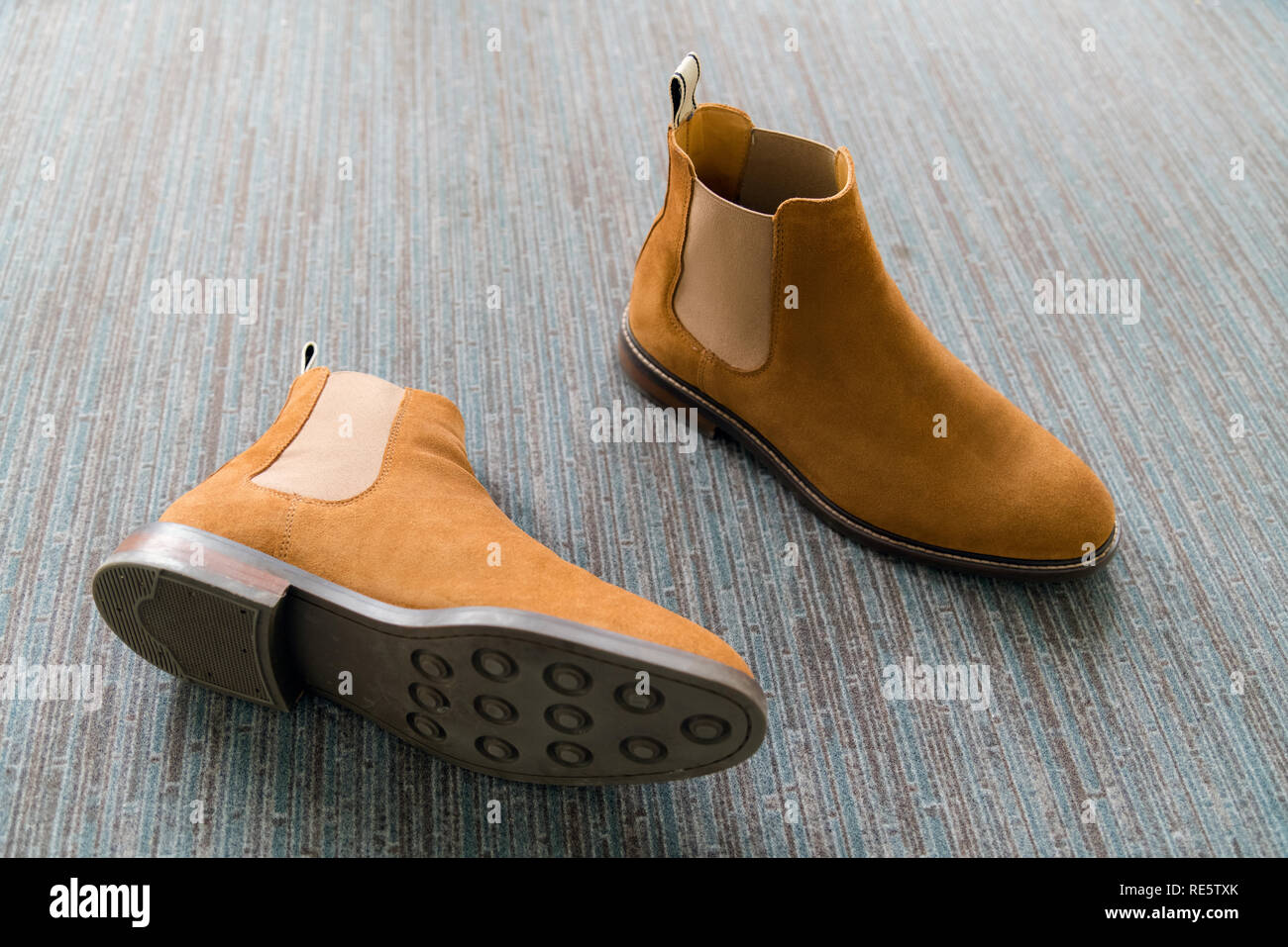 Paire de chaussures en cuir brun classique palefreniers sur le tapis photographié d'en haut. Arrière-plan de chaussures de mode homme Banque D'Images