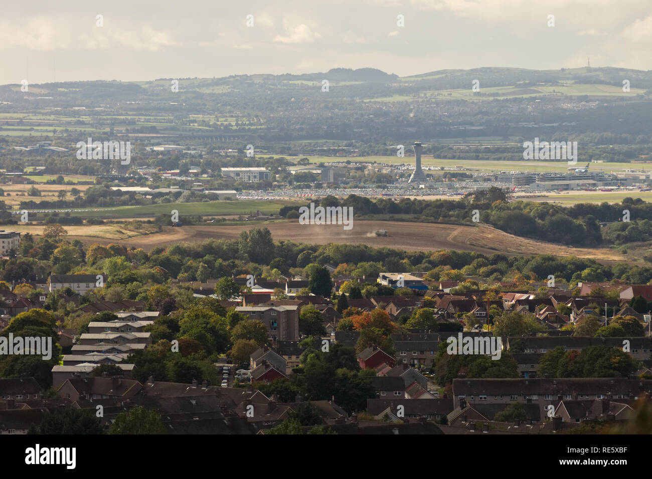 Edimbourg, Ecosse / ROYAUME-UNI - Le 22 septembre 2018 : un avion de Ryanair est à l'atterrissage à l'aéroport d'Édimbourg, en survolant un village à la périphérie Banque D'Images
