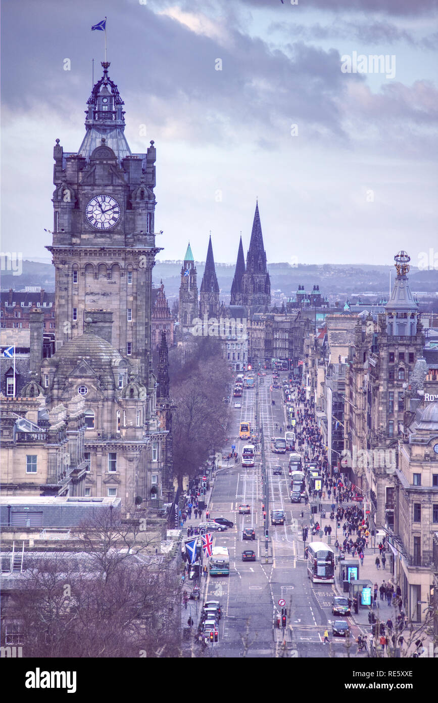 Edimbourg, Ecosse / ROYAUME-UNI - 13 janvier 2019 - Princes Street dans le centre d'Édimbourg est occupé avec les bus et les acheteurs en face de la Balm Banque D'Images