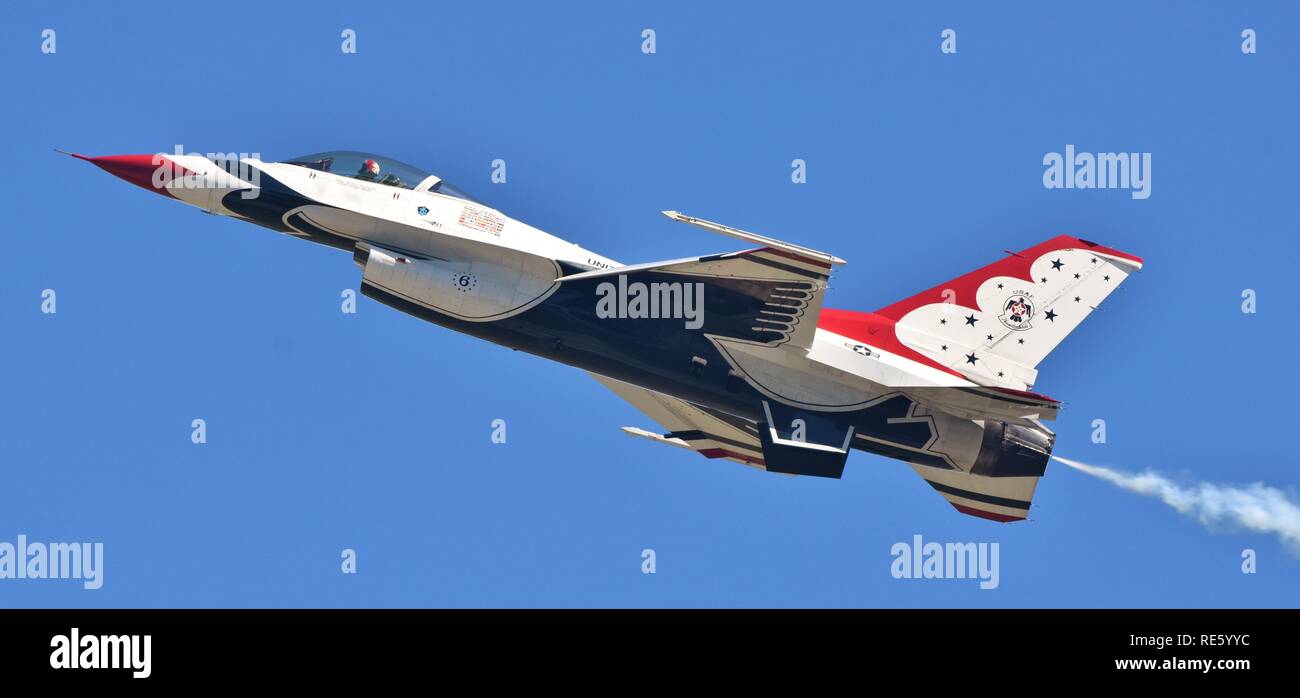 Un U.S. Air Force Thunderbird des taxis sur la piste à Moody Air Force Base. Les Thunderbirds voler le F-16 Falcon Viper-Fighting Banque D'Images