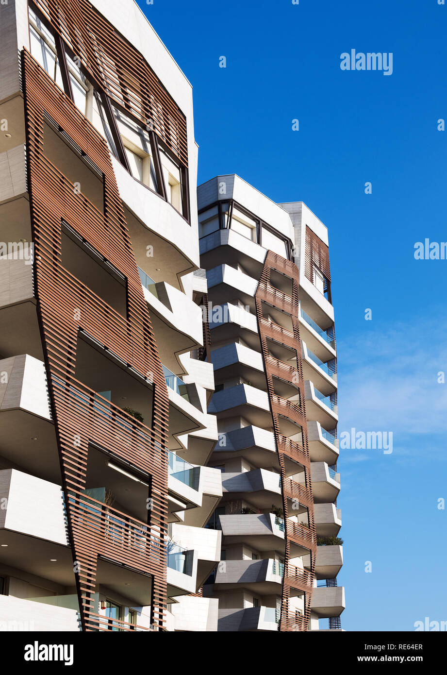 Bardage Bois détail sur les blocs d'appartements moderne avec des angles tordus sur le bâtiment contre un ciel bleu Banque D'Images