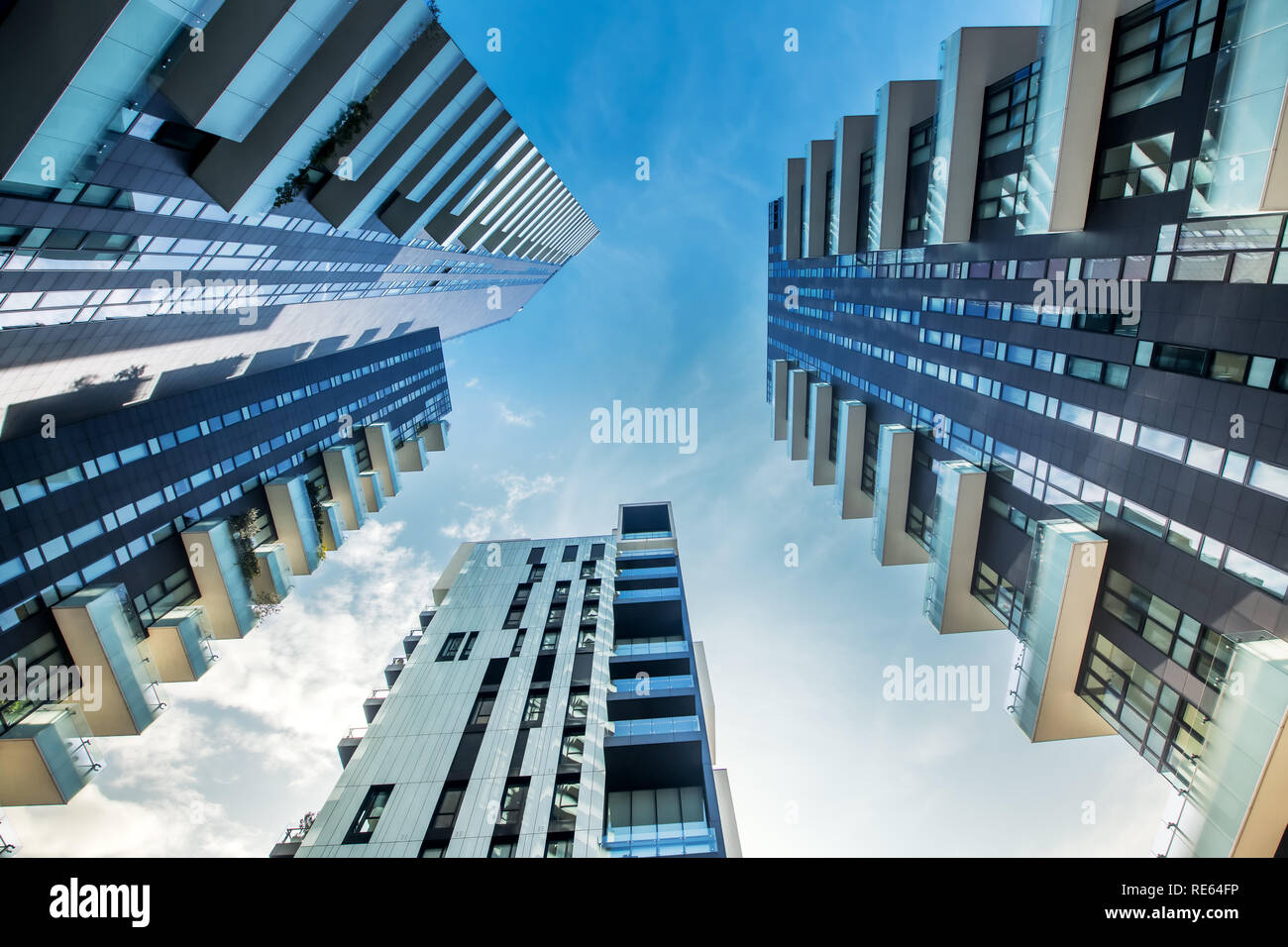 Une faible perspective de blocs d'appartements Milan modernes avec de grands balcons à haut par le dessous comme ils convergent contre un ciel bleu Banque D'Images