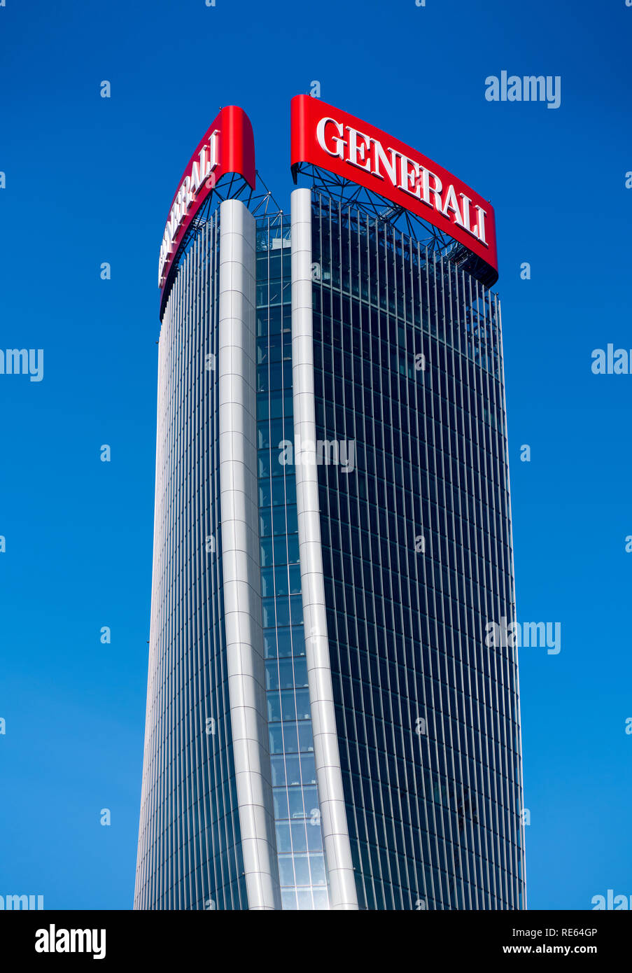 Façade extérieure de la Tour Generali à Milan Italie avec son design moderne voilé par Zaha Hadid against a blue sky Banque D'Images