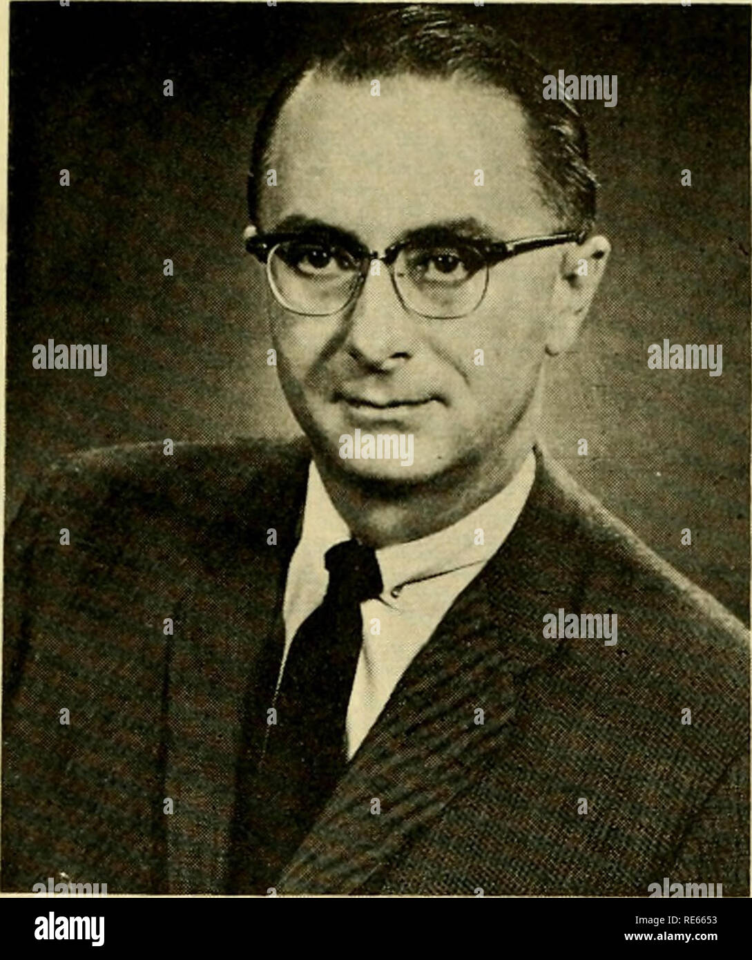 . Les canneberges ; : la canneberge national magazine. La canneberge. La tempête qui s'annonce par Louis A. McLEAN. LOUISA. MCLEAN Ce qui suit fait partie d'un discours prononcé par M. Louis A. McLean, un officiel de la société Velsicol de de Chicago lors de la réunion annuelle de la Cape Cod Cranberry Growers' Association en août. La conclusion sera publié dans le prochain numéro de Cran- berries. Les Écritures nous disent Elie, sachant d'une tempête à venir, envoyé Son serviteur sept consecu- tion jours pour regarder couper sur l'horizon pour un signe de son approche. Les six premiers jours il ne vit rien. Sur le septième, il r Banque D'Images