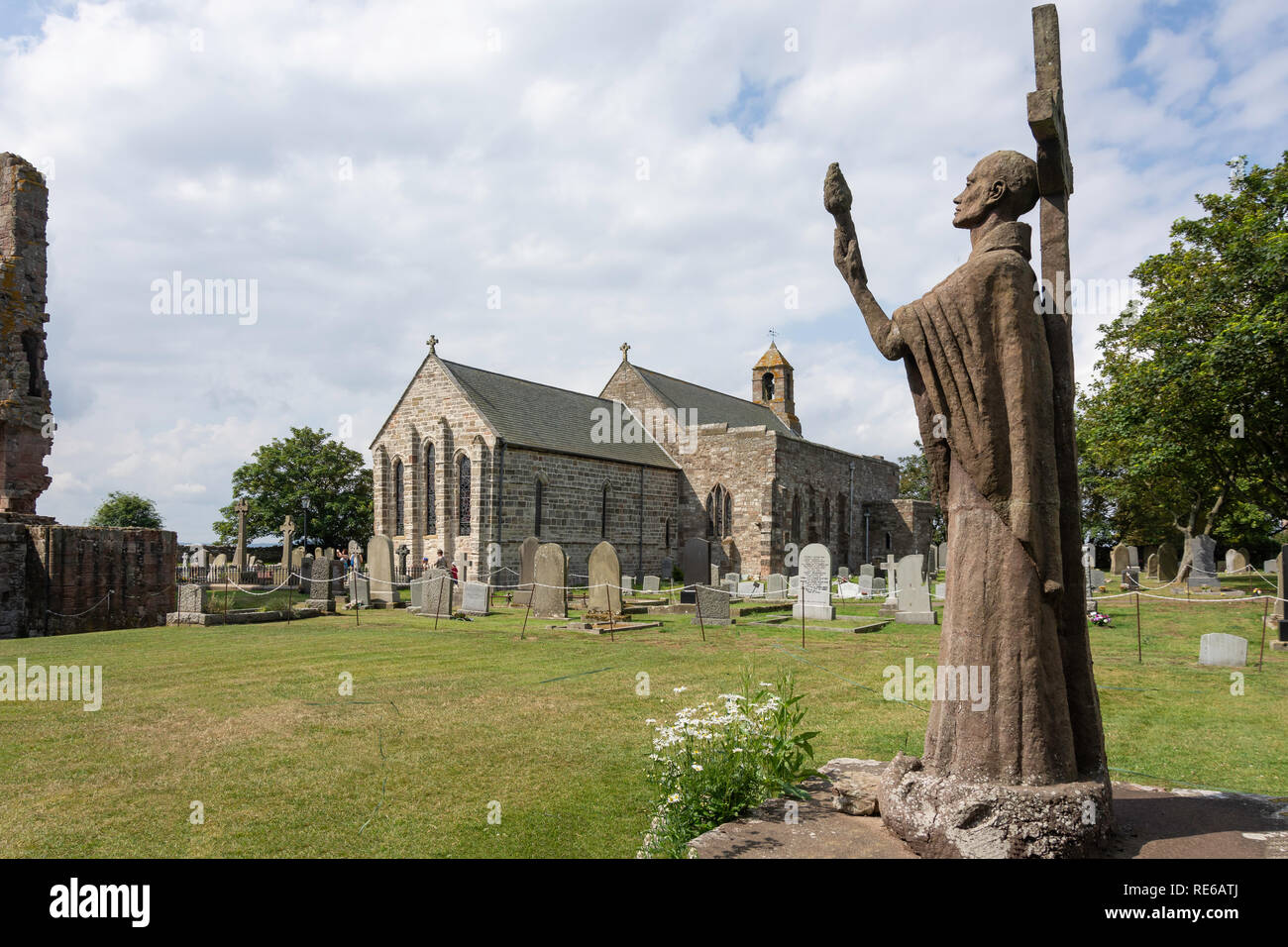 Statue de Saint Aidan et l'église paroissiale de Sainte Marie la Vierge, Church Lane, l'Île Sainte de Lindisfarne, Northumberland, England, United Kingdom Banque D'Images