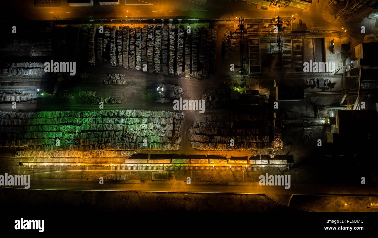 Vue de nuit sur une usine de transformation du bois. Photographie aérienne Banque D'Images