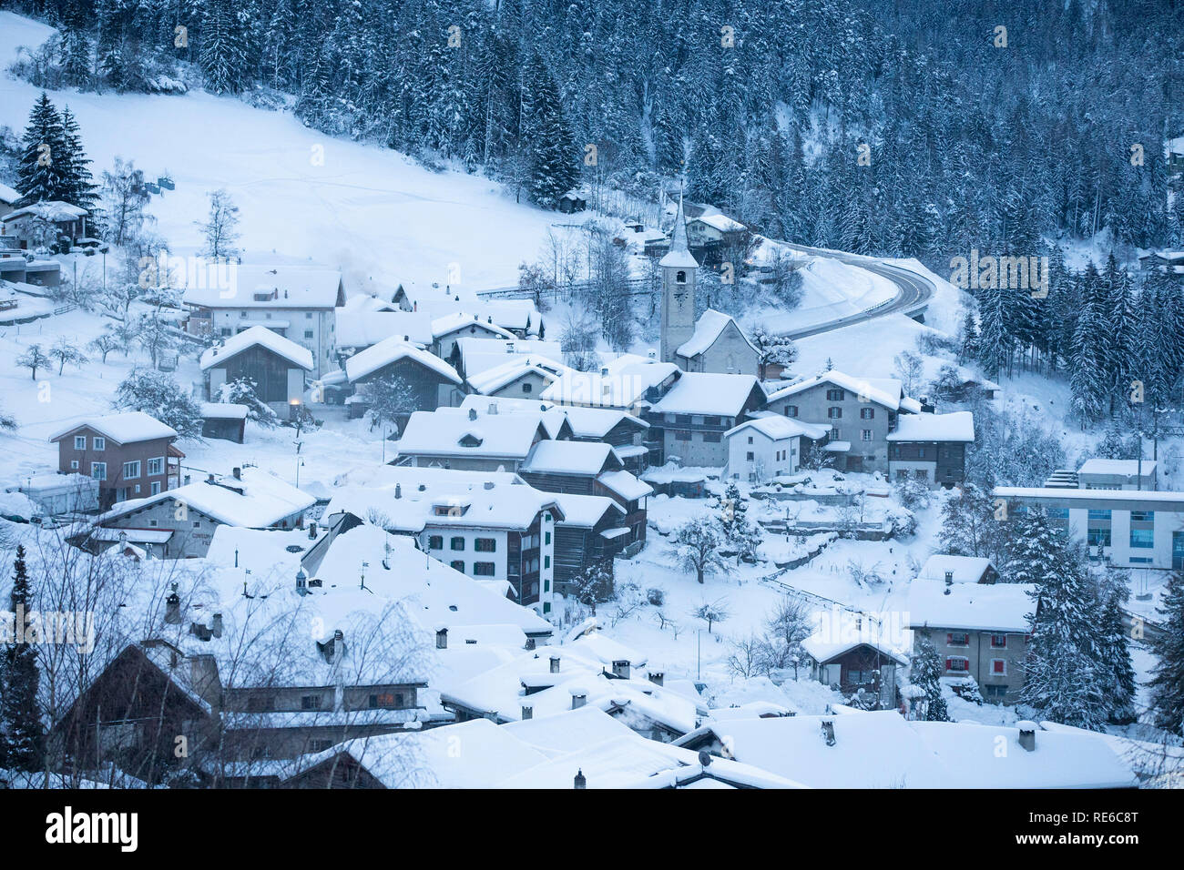 Davos, Suisse. 20 Jan, 2019. Photo prise le 20 janvier 2019 montre le matin scène de Filisur village près de Davos, en Suisse. Le Forum économique mondial (WEF) Réunion annuelle se tiendra du 22 au 25 janvier à Davos cette année. Credit : Xu Jinquan/Xinhua/Alamy Live News Banque D'Images