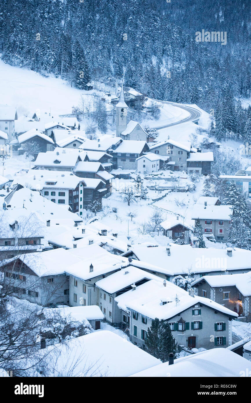 Davos, Suisse. 20 Jan, 2019. Photo prise le 20 janvier 2019 montre le matin scène de Filisur village près de Davos, en Suisse. Le Forum économique mondial (WEF) Réunion annuelle se tiendra du 22 au 25 janvier à Davos cette année. Credit : Xu Jinquan/Xinhua/Alamy Live News Banque D'Images