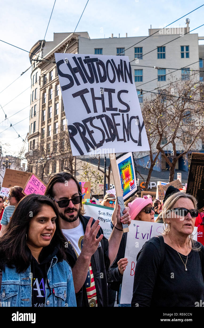 San Francisco, USA. 19 janvier, 2019. Un homme porte un panneau anti-Trump : 'SHUTDOWN' dans cette présidence, la Marche des femmes de San Francisco. Credit : Shelly Rivoli/Alamy Live News Banque D'Images