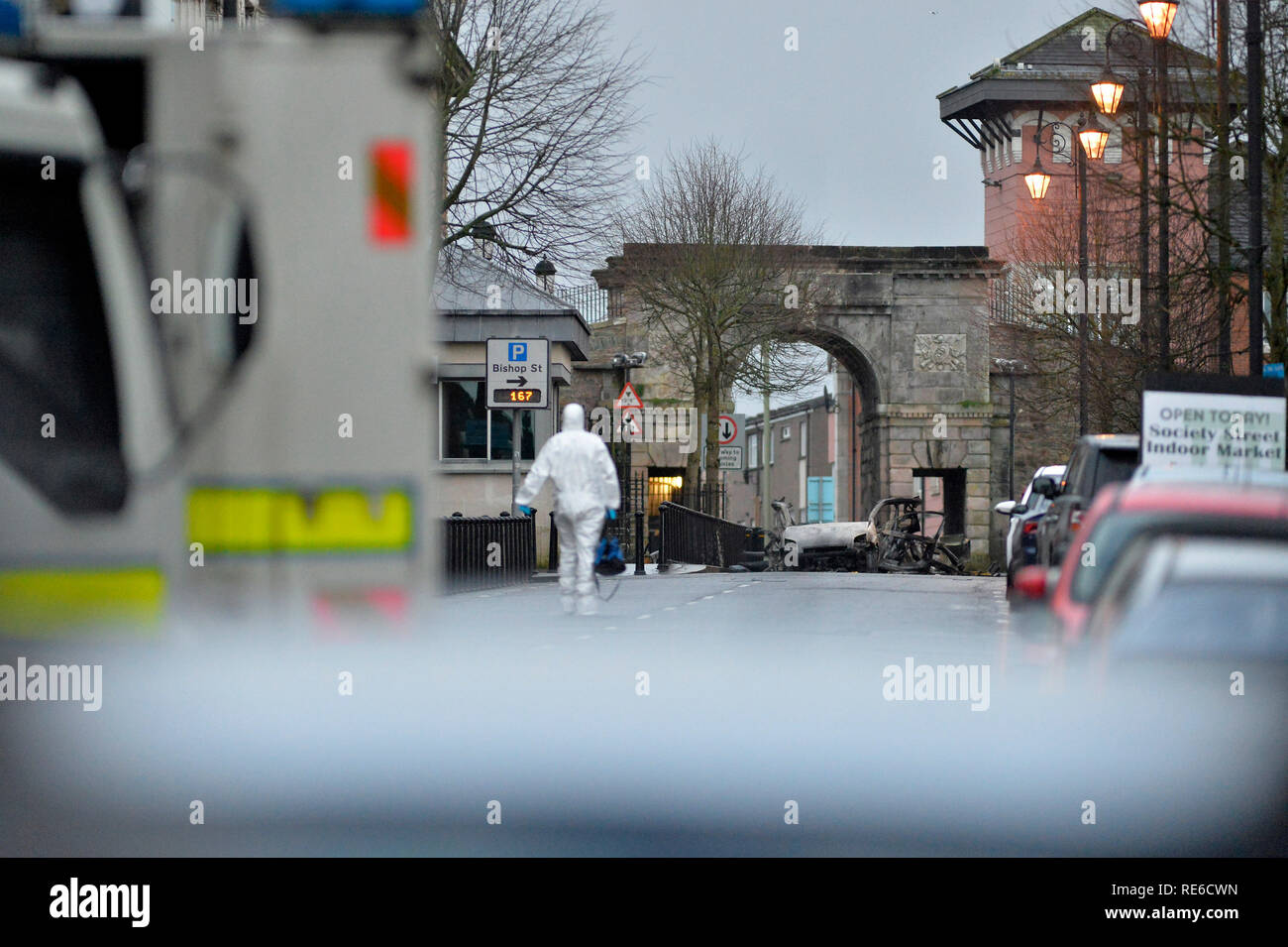 L'Irlande du Nord, Royaume-Uni. 20 Jan 2019. Scène d'explosion à la voiture piégée, à Londonderry, en Irlande du Nord : 20 janvier 2019. Agent de police scientifique PSNI sur la scène de l'explosion d'une voiture piégée dans la région de Bishop Street, près de la ville, palais de justice, qui a explosé vers 20h00 le samedi soir. ©George Sweeney / Alamy Live News Banque D'Images
