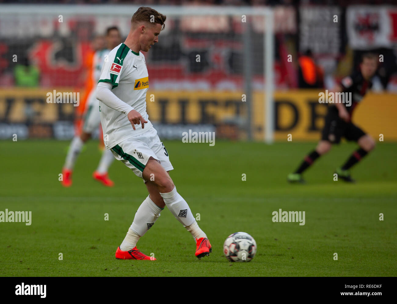 Leverkusen, Allemagne 19.01.2019, 1. Bundesliga, Bayer Leverkusen - Borussia Moenchengladbach 04 : Nico Elvedi (BMG) en action. Credit : Juergen Schwarz/Alamy Live News DFL RÈGLEMENT INTERDIT TOUTE UTILISATION DES PHOTOGRAPHIES COMME DES SÉQUENCES D'IMAGES ET/OU QUASI-vidéo : Juergen Schwarz/Alamy Live News Banque D'Images