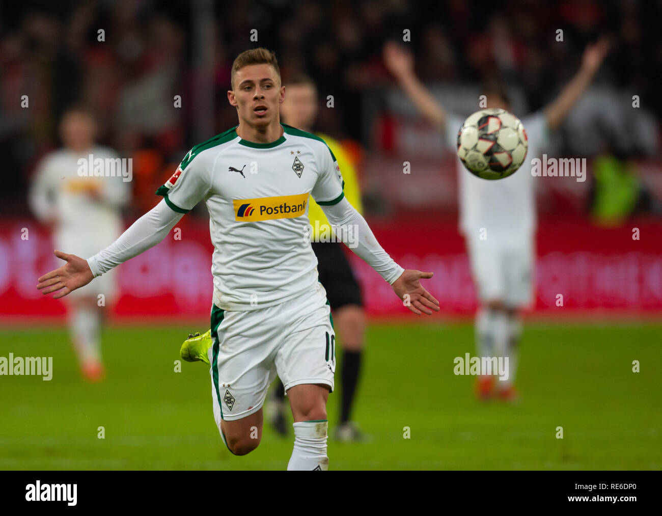 Leverkusen, Allemagne 19.01.2019, 1. Bundesliga, Bayer Leverkusen - Borussia Moenchengladbach 04 : Thorgan Hazard (BMG) les gestes. Credit : Juergen Schwarz/Alamy Live News DFL RÈGLEMENT INTERDIT TOUTE UTILISATION DES PHOTOGRAPHIES COMME DES SÉQUENCES D'IMAGES ET/OU QUASI-vidéo : Juergen Schwarz/Alamy Live News Banque D'Images