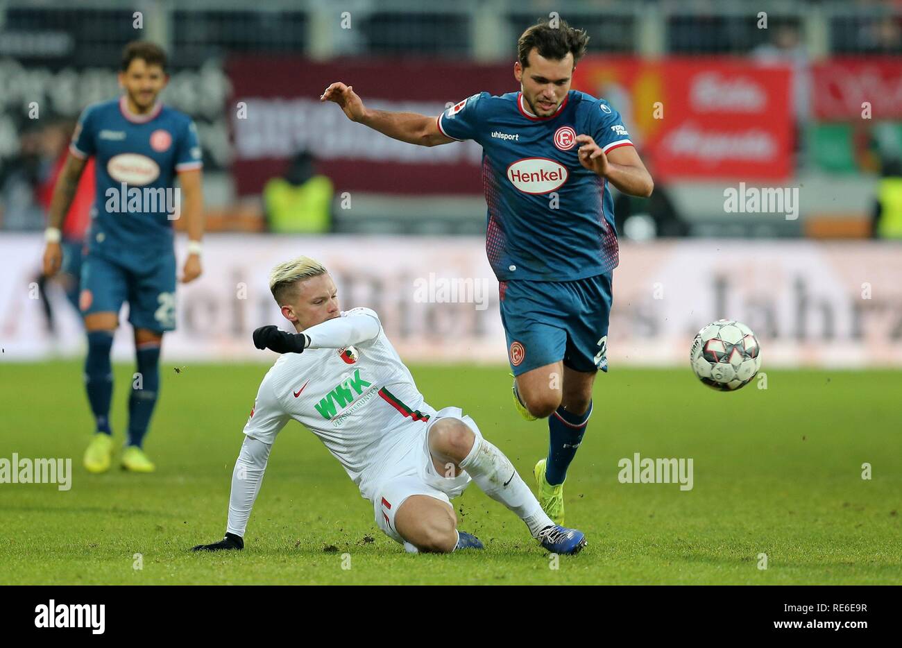 Augsburg, Allemagne. 19 Jan, 2019. firo : 19.01.2019, football, 1.Bundesliga, la saison 2018/2019, le FC Augsburg - Fortuna Düsseldorf, Philipp Max, FC Augsburg, Augsburg, FCA, Kevin Stoger, Stoeger, Fortuna Düsseldorf, Düsseldorf, Fortuna, plein la figure, les duels | Conditions de crédit dans le monde entier : dpa/Alamy Live News Banque D'Images