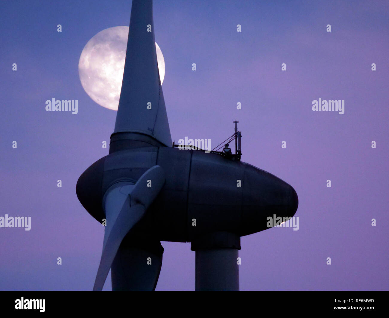 Peak District, UK. 20 Jan, 2019. Loup de sang complet Super Pleine Lune croissante au sujet des éoliennes à griffe Grange près de Wirksworth, Derbyshire Dales, Peak District, UK De : Doug Blane/Alamy Live News Banque D'Images