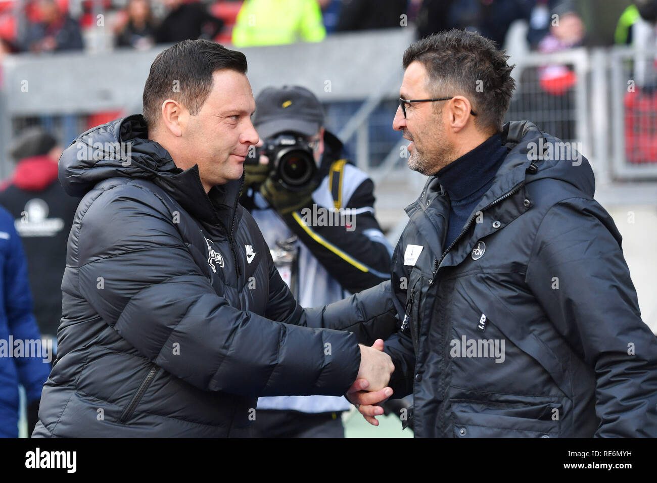 Nuremberg, Allemagne. 20 Jan, 2019. Michael KOELLNER (entraîneur Nuernberg, re) se félicite Pal DARDAI, entraîneur (Hertha Berlin), serrer la main, poignée de main. Soccer 1. Bundesliga, 18.journée, journée18, 1.FC Nuremberg (N) - Hertha BSC Berlin (B) 1-3, le 20/01/2019 à Nuremberg / Allemagne. MAX MORLOCK STADIUM. DFL RÈGLEMENT INTERDIT TOUTE UTILISATION DE PHOTOGRAPHIE COMME DES SÉQUENCES D'IMAGES ET / OU DE QUASI VIDÉO. | conditions dans le monde entier : dpa Crédit photo alliance/Alamy Live News Banque D'Images