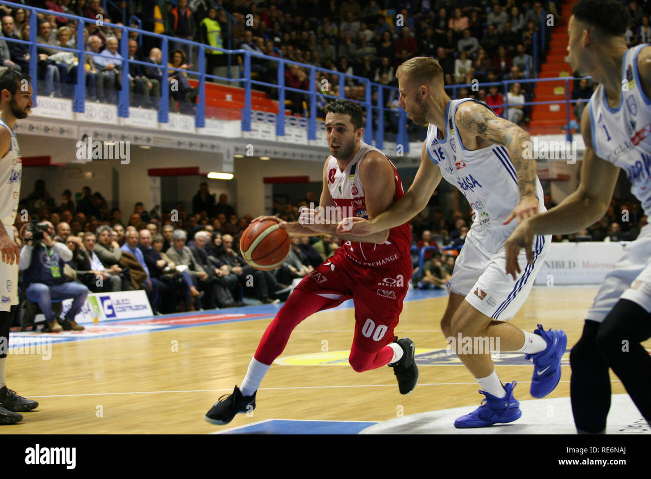 Brindisi (Italie). 20 Jan, 2019. Renato Ingenito - LaPresse 20012019(Brindisi Italia)Happy Sport Casa Brindisi vs Armani Milano - Lega Serie A PosteMobile Panier de saison régulière 16^ PalaPentassuglia 2018 - 2019 giornata BrindisiNella : foto della Valle controllato da WojciechowskiRenato Ingenito - LaPresse 20 01 2019 Brindisi (Italie)Happy Sport Casa Brindisi vs Armani Milano - National Legue une saison régulière 16 PosteMobile&# x221e ; 2019 PalaPentassuglia 2018 ronde - BrindisiIn la photo : Wojciechowski sur Della Valle Crédit : LaPresse/Alamy Live News Banque D'Images