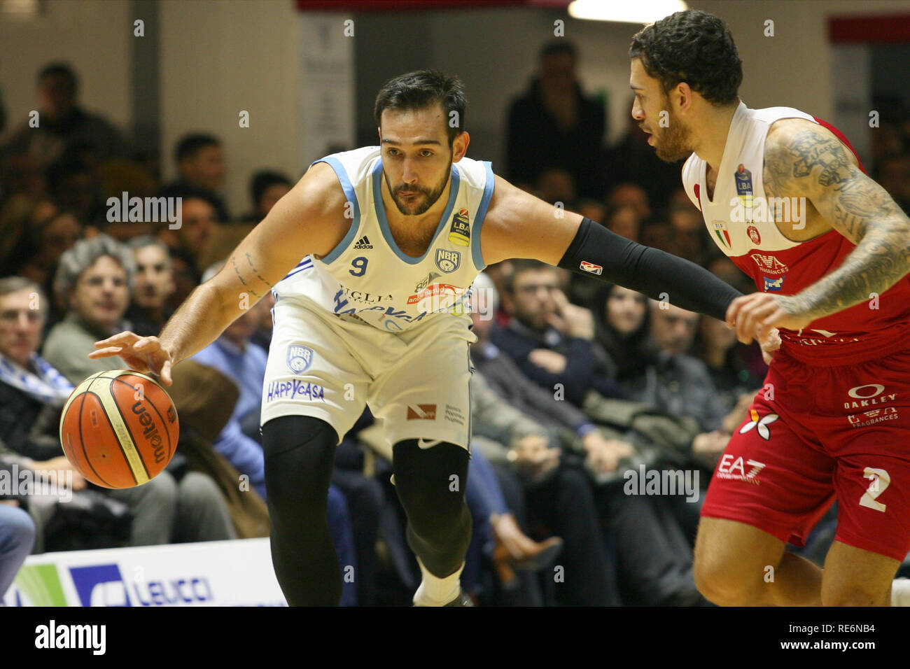 Brindisi (Italie). 20 Jan, 2019. Renato Ingenito - LaPresse 20012019(Brindisi Italia)Happy Sport Casa Brindisi vs Armani Milano - Lega Serie A PosteMobile Panier de saison régulière 16^ PalaPentassuglia 2018 giornata 2019 - foto : BrindisiNella Moraschini controllato da James MikeRenato Ingenito - LaPresse 20 01 2019 Brindisi (Italie)Happy Sport Casa Brindisi vs Armani Milano - National Legue une saison régulière 16 PosteMobile&# x221e ; 2019 PalaPentassuglia 2018 ronde - BrindisiIn la photo : Mike James sur Moraschini Crédit : LaPresse/Alamy Live News Banque D'Images