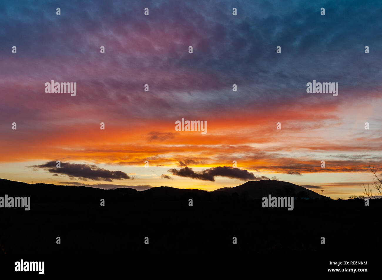 Schull, West Cork, Irlande. 20 Jan, 2019. Le coucher de soleil spectaculaire sur le Mont Gabriel dans l'Ouest de Cork en prélude à cette soirée Super Blood Wolf Moon Eclipse. Cette soirée est la dernière éclipse lunaire totale jusqu'en 2021 en Europe. Credit : Andy Gibson/Alamy Live News. Banque D'Images