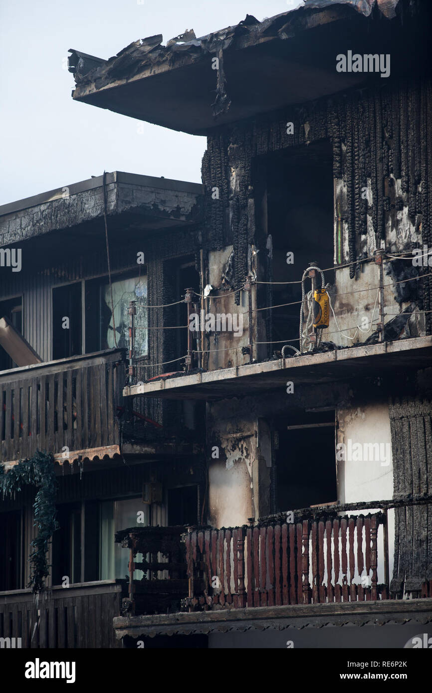 Courchevel, France. 20 Jan, 2019. Deux personnes sont mortes et au moins 22 ont été blessées à la suite d'un incendie dans une station de ski dans les Alpes françaises. Sixty Resort employés ont été évacués après l'incendie a éclaté à l'hébergement pour les travailleurs saisonniers de Courchevel dans les premières heures du dimanche matin. Deux corps ont été trouvés dans le bâtiment incendié, les médias locaux ont rapporté. Ils n'ont pas encore été identifiés. Credit : Ania Freindorf/Alamy Live News Banque D'Images